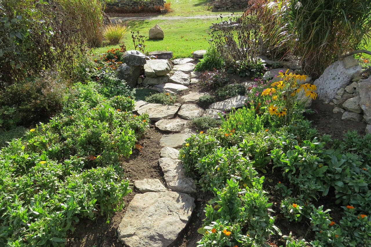 Skalniaki z kamienia polnego – jak stworzyć piękny i trwały element ogrodu