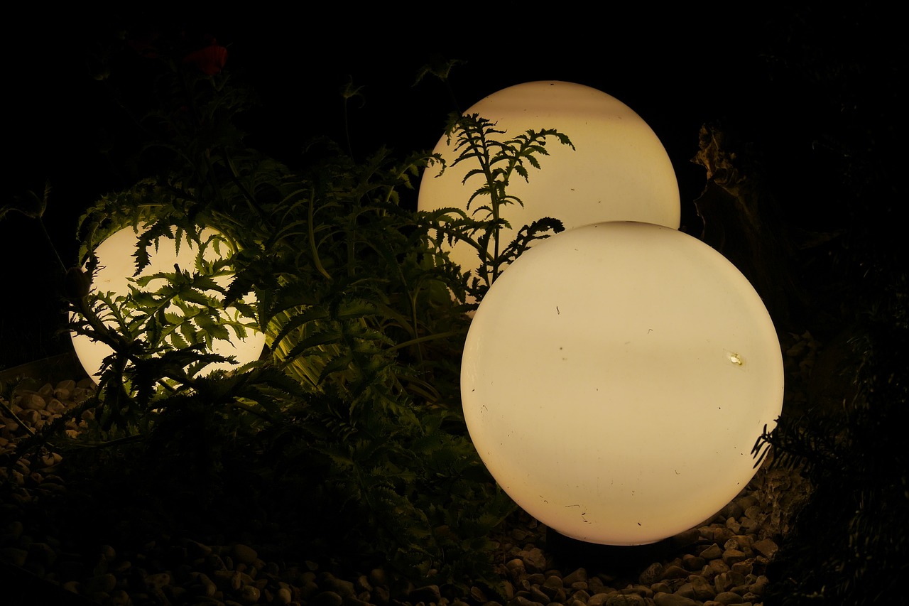 Oświetlenie kule – jakie lampy wybrać do swojego ogrodu?